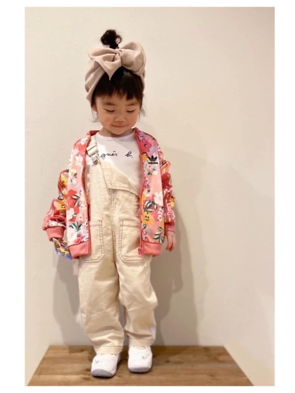 「休日スタイル、プティマイン、petit main、キッズファッション、オーバーオール、サロペット、アニエスベー、adidas、エアリフト、ヘアバンド」｜「CIAOPANIC TYPYの【CIAOPANIC TYPY lil'】BIGリブターバン（ヘアバンド、ベージュ系）」を使った、kids-eiteeさん（キッズ・90cm）の春コーディネートの1枚目の写真