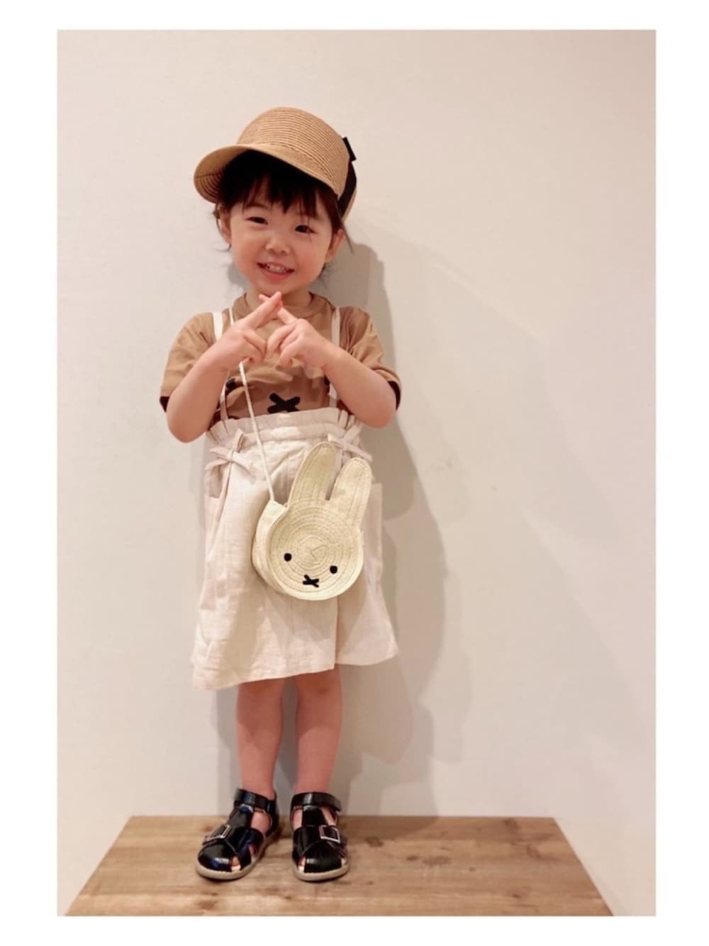 「春夏コーデ、ミッフィー、プティマイン、petit main、むぎわら帽子、サンダル、ジャンパースカート、ショルダーバッグ、おんなのこ、2歳」｜「Birthdayのアイテム（キャップ、ブラウン系）」を使った、kids-eiteeさん（キッズ・90cm）の春コーディネートの1枚目の写真