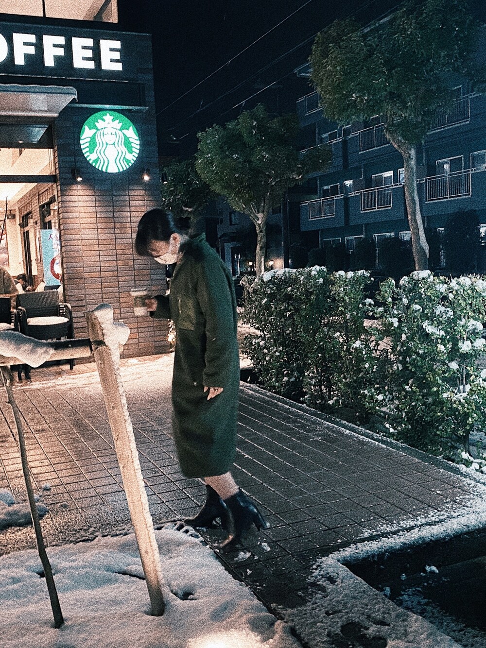 「初雪、マスク、オフコーデ、グリーン、ボア、ゆるコーデ」｜「GALLERIEのアイテム（ジャケット/アウター、グリーン系）」を使った、Yさん（レディース・163cm）の冬コーディネートの1枚目の写真