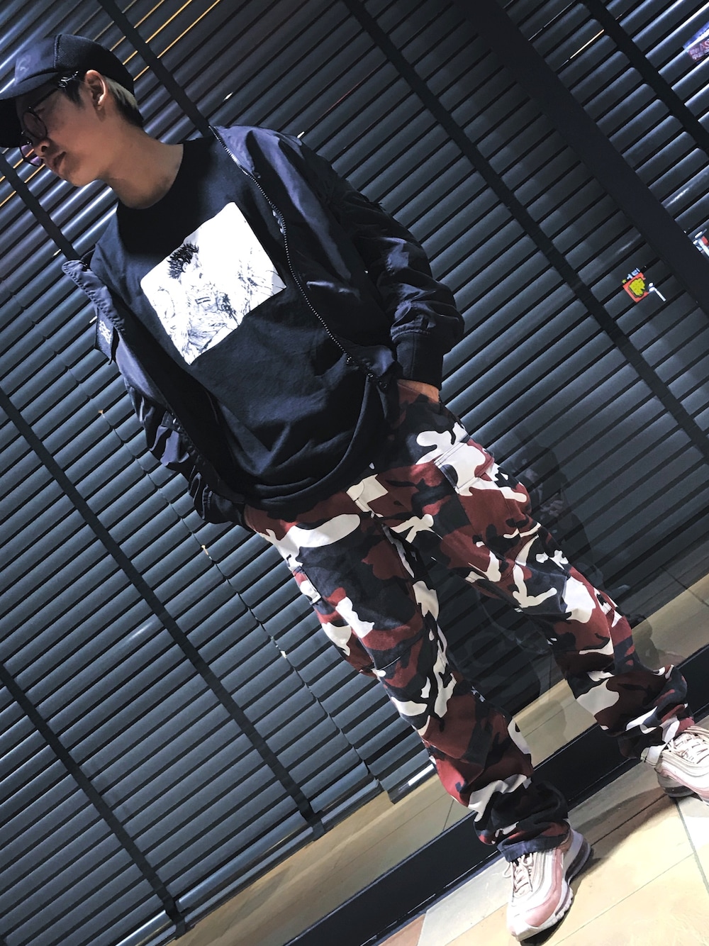 「supreme、supreme akira、AKIRA、ROTHCO、NIKE、NIKE AIR MAX、air max 97、Y-3、street、streetstyle」｜「Supreme のアイテム（Tシャツ/カットソー、ブラック系）」を使った、あげさん（メンズ・170cm）の秋コーディネートの1枚目の写真