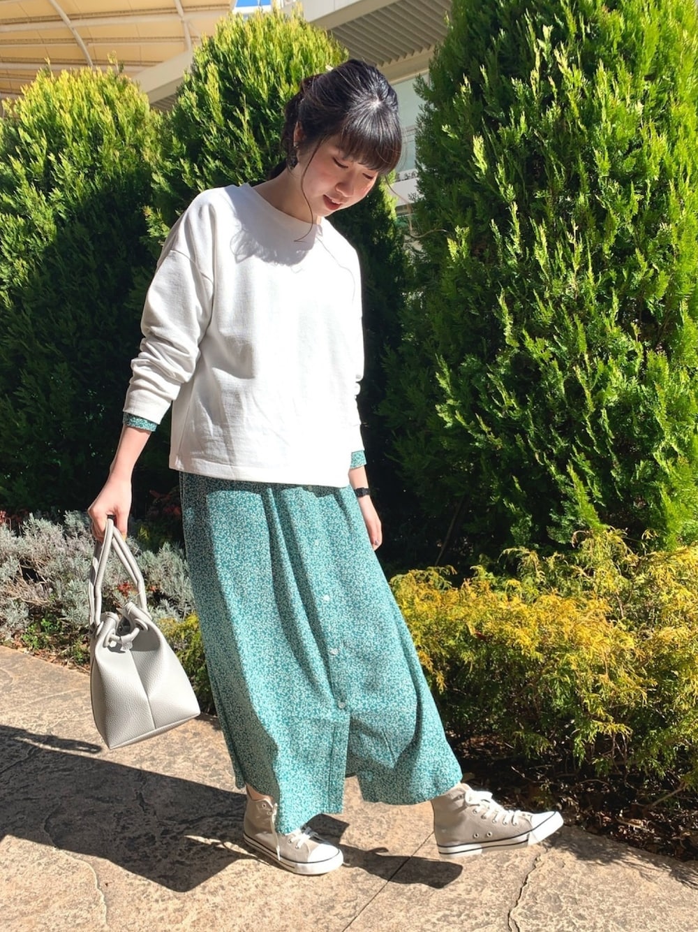 ホワイト系のTシャツ/カットソー、グリーン系のワンピース、グレー系のハンドバッグを着用したレディースの春コーディネートの1枚目の写真