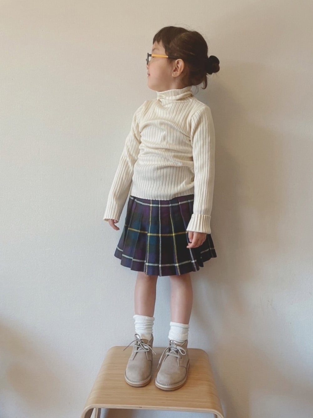 「ブーツ、キッズコーデ、5歳、女の子コーデ、タータンチェックスカート、タートルネックニット、デザートブーツ、メガネ女子、トラッド」｜「BREEZEのタートルネックニット（ニット/セーター、ホワイト系）」を使った、yorikanatyさん（キッズ・110cm）の冬コーディネートの1枚目の写真