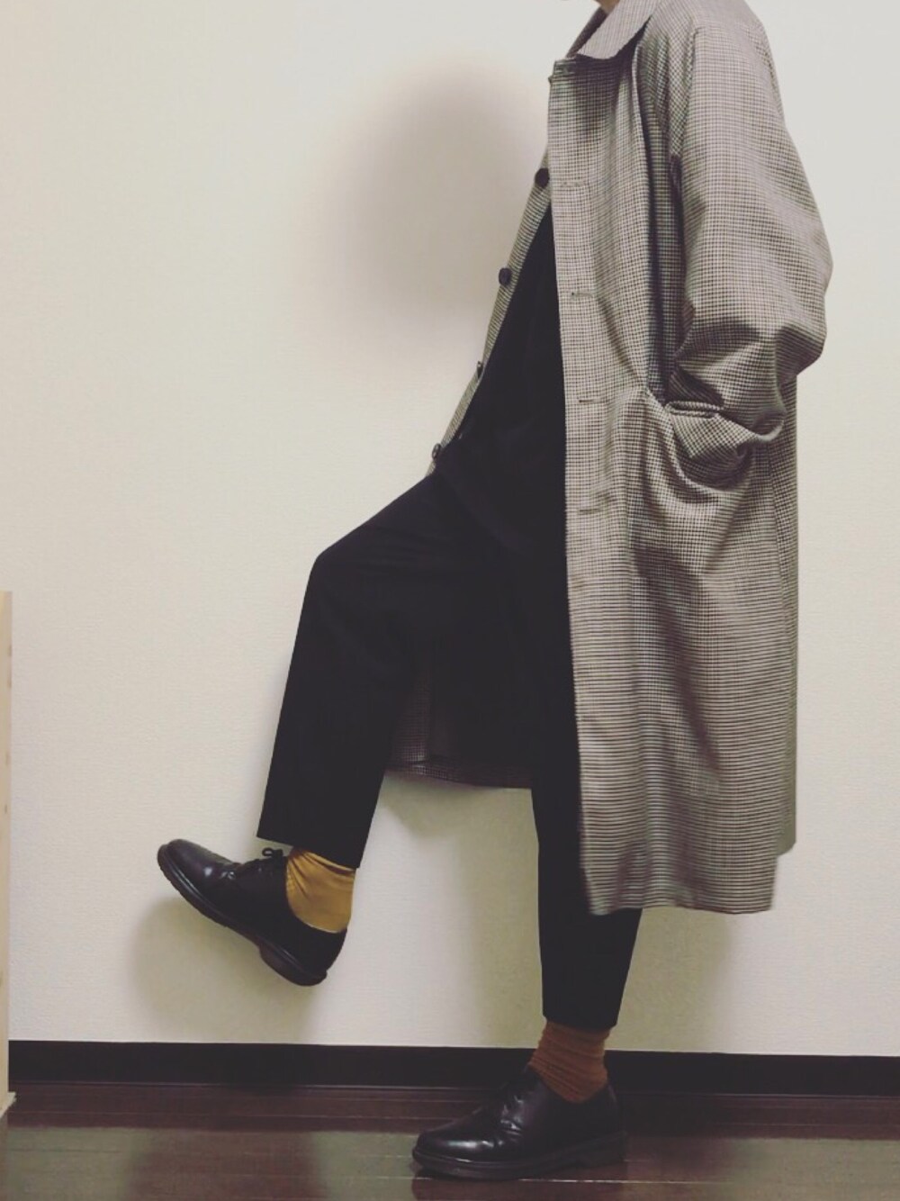 「秋コーデ、シンプル、ステンカラーコート、ソックス、Dr.Martens、HARE」｜「HAREのBIGステンカラーコート(HARE)（ステンカラーコート、ベージュ系）」を使った、服山くんさん（メンズ・173cm）の秋コーディネートの1枚目の写真