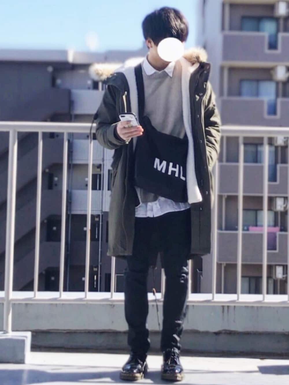 グリーン系のモッズコート、ブラック系のドレスシューズ、ブラック系のショルダーバッグを着用したメンズの冬コーディネートの1枚目の写真