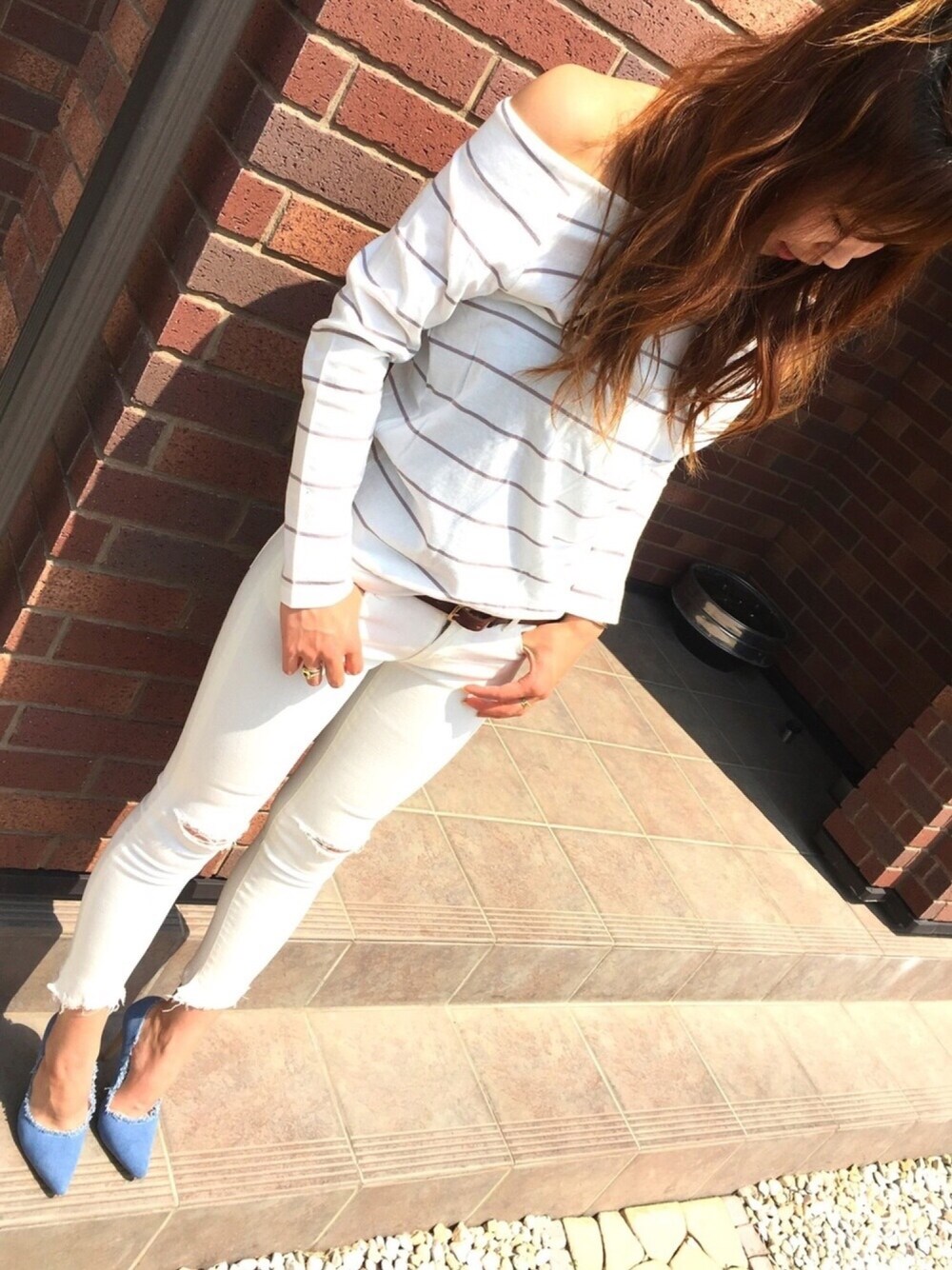 ホワイト系のトップス、ホワイト系のデニムパンツ、ブルー系のパンプスを着用したレディースの春コーディネートの1枚目の写真