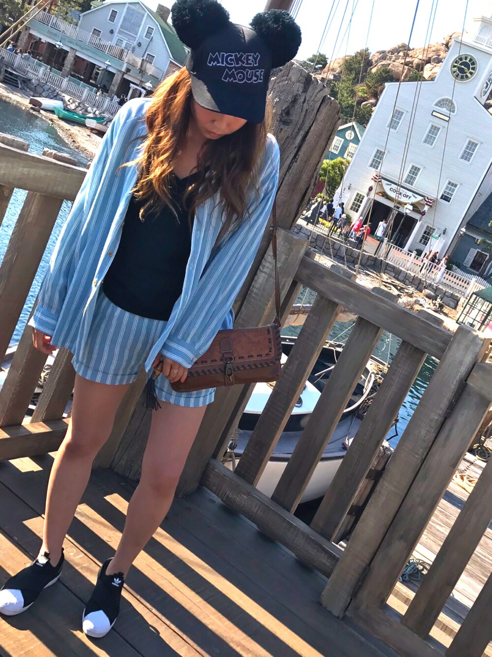 その他のシャツ/ブラウス、その他のパンツ、ブラウン系のショルダーバッグを着用したレディースの春コーディネートの1枚目の写真