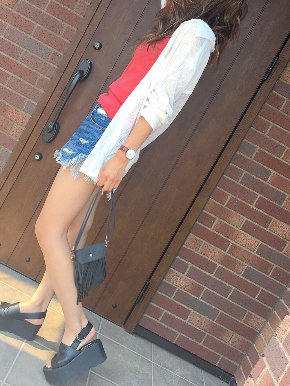 ブルー系のパンツ、ブラック系のサンダルを着用したレディースの夏コーディネートの1枚目の写真