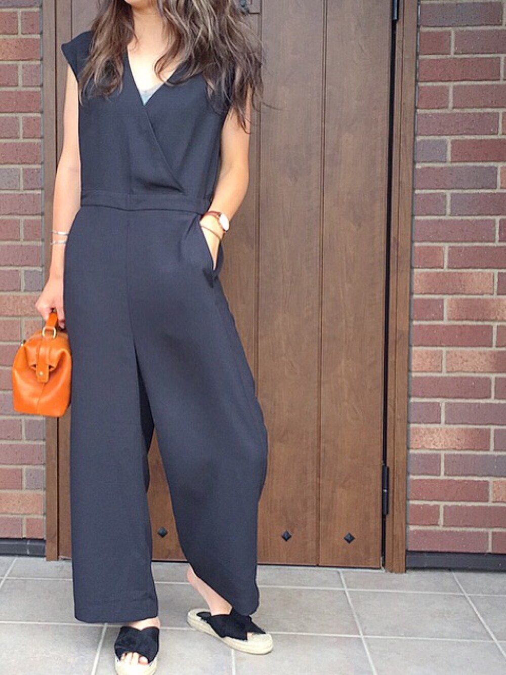 ブラック系のオールインワン・サロペットを着用したレディースの夏コーディネートの1枚目の写真