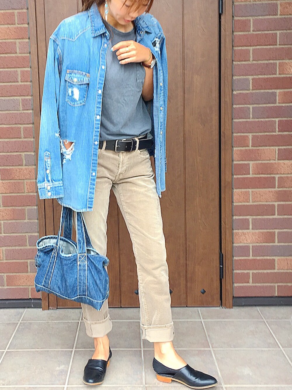 ブルー系のシャツ/ブラウス、ベージュ系のその他パンツ、ブラック系のベルトを着用したレディースの秋コーディネートの1枚目の写真