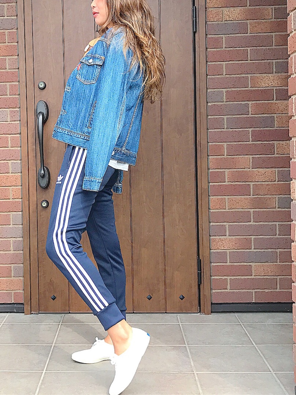 ブルー系のスラックス、ブルー系のデニムジャケットを着用したレディースの秋コーディネートの1枚目の写真