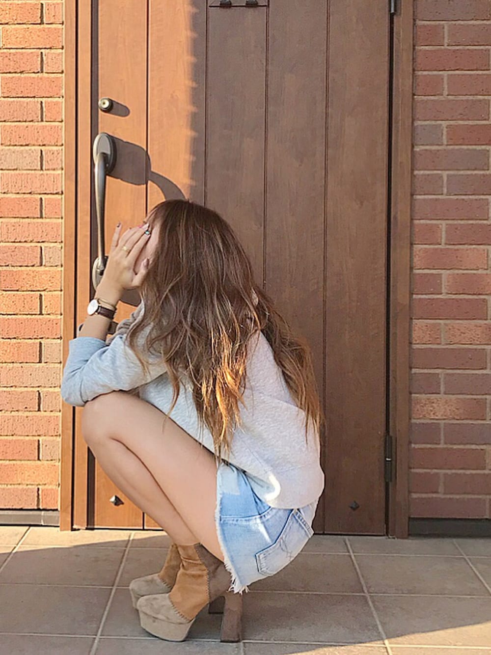 ブルー系のデニムパンツ、ブラウン系のブーツを着用したレディースの冬コーディネートの1枚目の写真