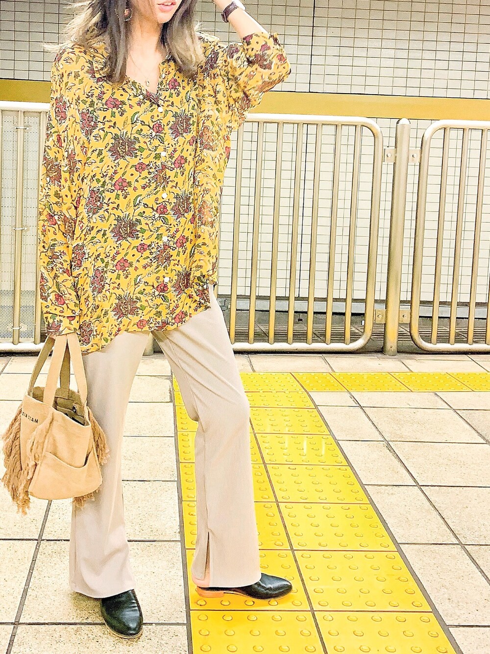 ベージュ系のトートバッグ、イエロー系のシャツ/ブラウスを着用したレディースの夏コーディネートの1枚目の写真