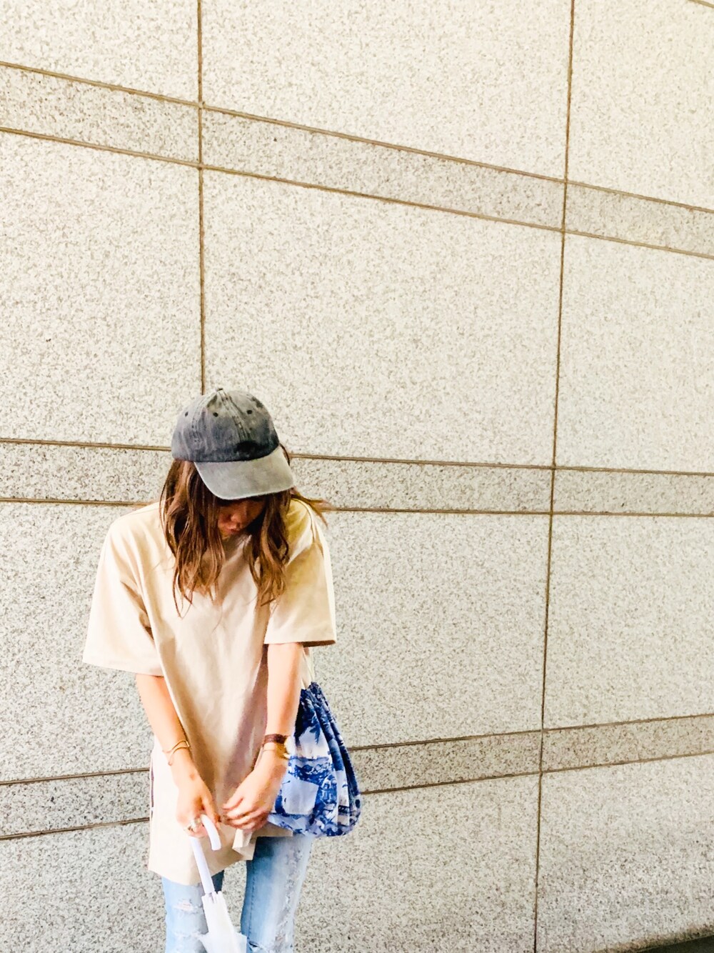「Ungrid、UNIQLO、Tシャツ、デニム、雨の日コーデ、BBQ、巾着バッグ、キャップ、高身長女子、カジュアル」｜「UNIQLOのアイテム（Tシャツ/カットソー、ベージュ系）」を使った、ayk♡さん（レディース・168cm）の夏コーディネートの1枚目の写真