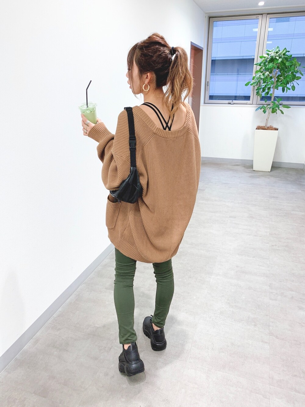 「Ungrid、R&E、高身長女子、カーキ、ベージュ、カーディガン、秋、ゆるコーデ、秋色、スキニーデニム」｜「R&Eの【wee willie】ダッドスニーカー（スニーカー、ブラック系）」を使った、ayk♡さん（レディース・168cm）の秋コーディネートの1枚目の写真