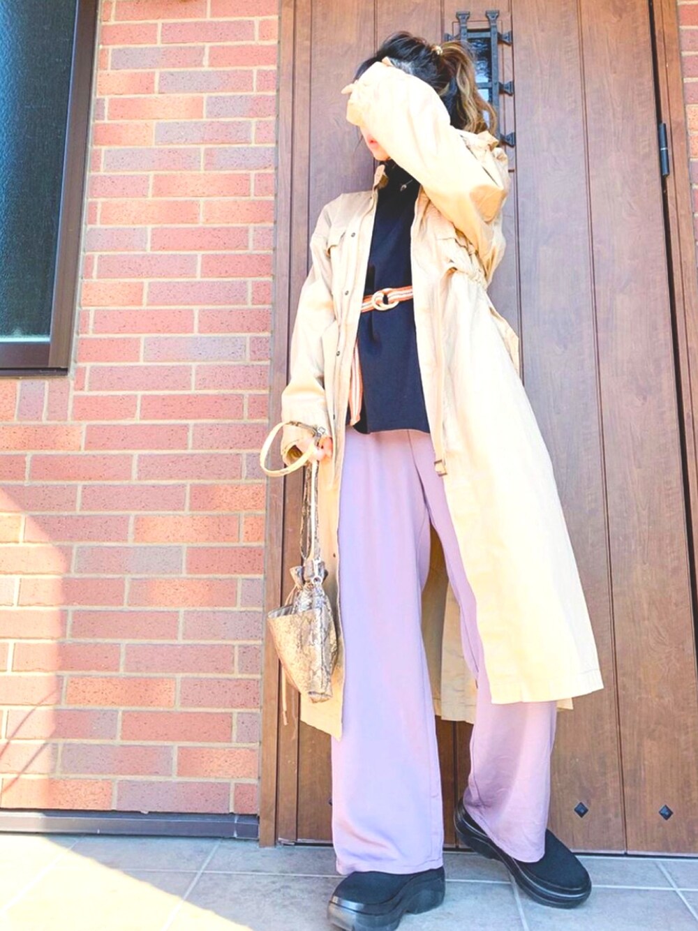 「高身長女子、秋コーデ、パンツスタイル、パープル、ミリタリー、ベージュ、パイソン柄、ソックス、Ungrid、ウエストマーク」｜「Ungridのウエストデザインミリタリーロングコート（ミリタリージャケット、ベージュ系）」を使った、ayk♡さん（レディース・168cm）の秋コーディネートの1枚目の写真