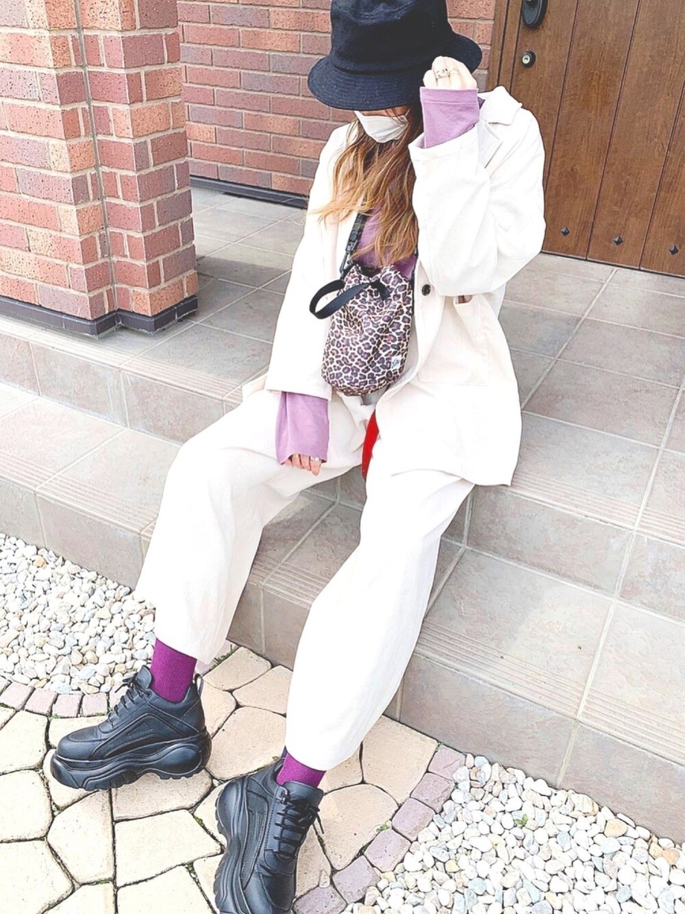 「高身長女子、秋コーデ、パンツスタイル、セットアップ、カジュアル、バケットハット、カラーソックス、ダッドスニーカー、ラクチンコーデ、drifter」｜「R&Eの【20AW新作】【wee willie】ダッドスニーカー（スニーカー、ブラック系）」を使った、ayk♡さん（レディース・168cm）の秋コーディネートの1枚目の写真