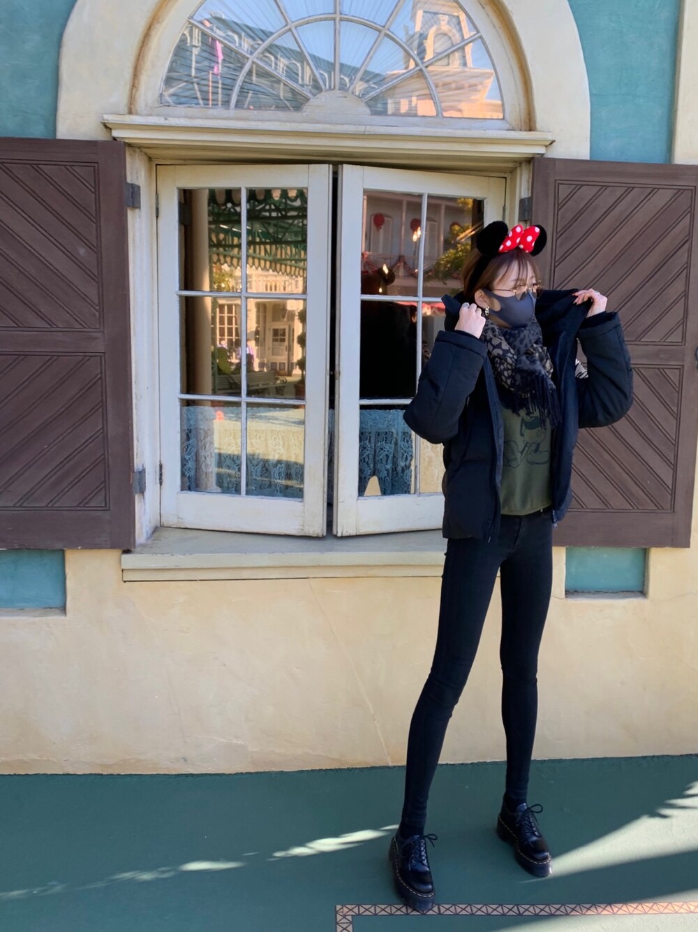「カジュアル、休日コーデ、冬コーデ、ディズニー、disney、高身長女子、Dr.Martens、TODAYFUL、LIFEs、モノトーン」｜「TODAYFULのフーディーダウンジャケット（ダウンジャケット/コート、ブラック系）」を使った、ayk♡さん（レディース・168cm）の冬コーディネートの1枚目の写真