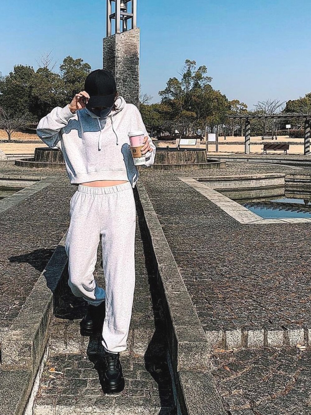 「高身長女子、カジュアル、セットアップ、スウェット、ゆるコーデ、休日スタイル、カジュアルコーデ、ワントーンコーデ、グレー、キャップ」｜「Hollisterのアイテム（パーカー、グレー系）」を使った、ayk♡さん（レディース・168cm）の春コーディネートの1枚目の写真