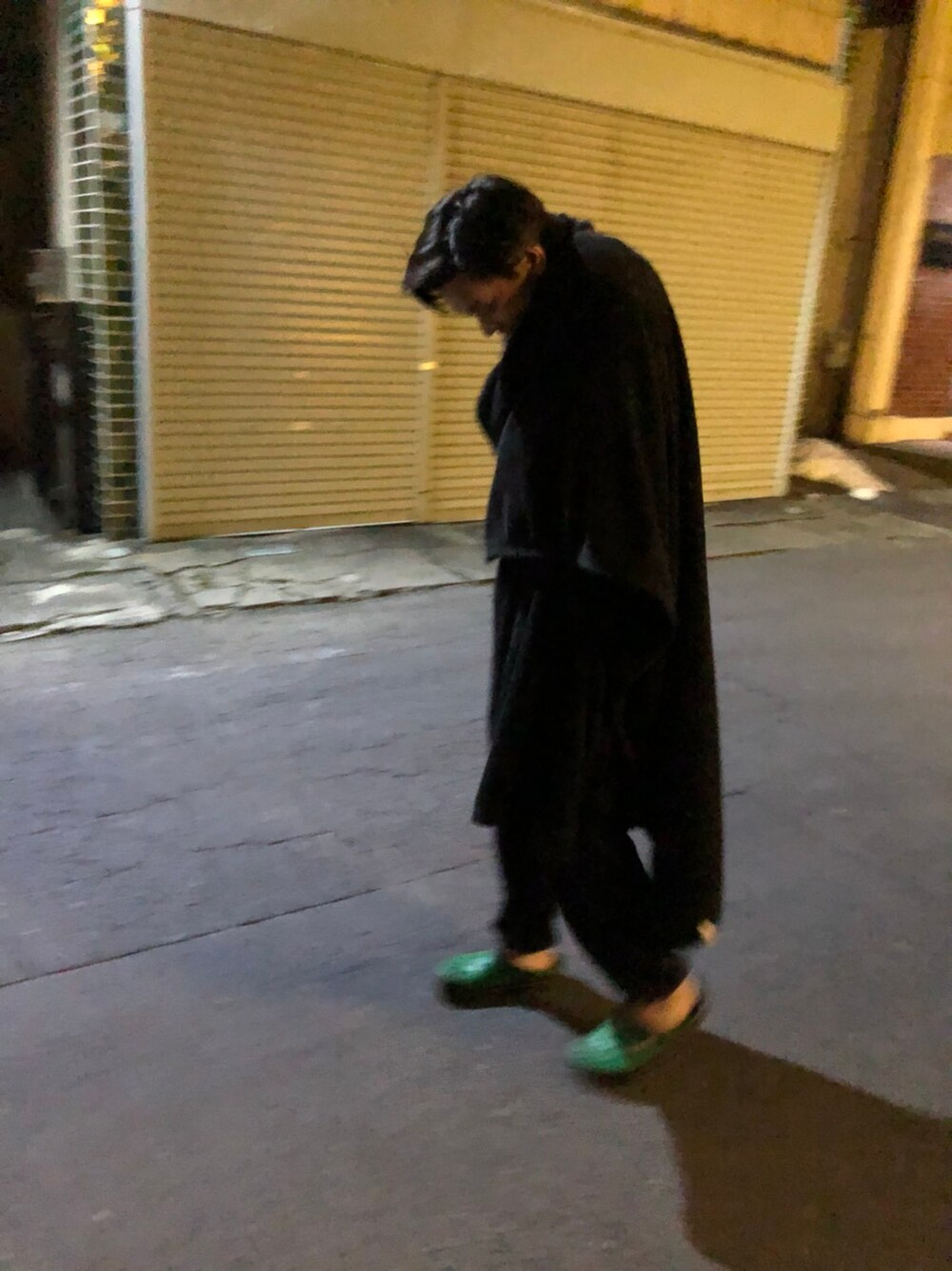 「毛布（ブランケット、ブラック系）」を使った、ニシハラスンホさん（メンズ・175cm）の秋コーディネートの1枚目の写真