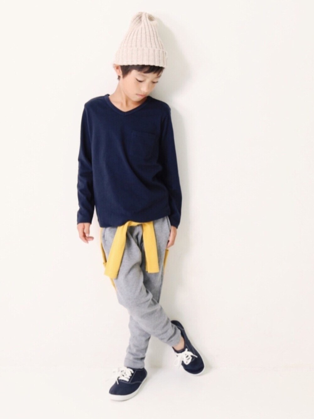 「キッズコーデ、キッズファッション、カジュアルコーデ、男の子コーデ、パックTシャツ、スウェット、ニット帽、シンプル、無地ロンT」｜「devirockのベーシックVネック長袖Tシャツ パックT 無地Tシャツ ロンT コットン（Tシャツ/カットソー、ブルー系）」を使った、devirockさん（キッズ・130cm）の冬コーディネートの1枚目の写真