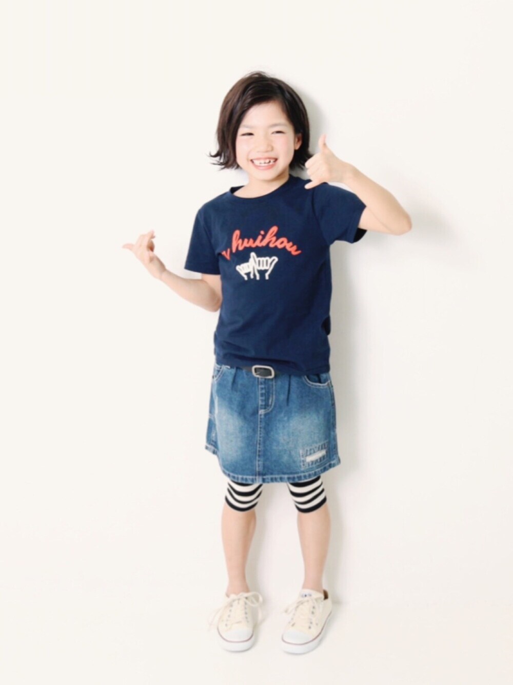 「キッズファッション、キッズコーデ、カジュアルコーデ、kids、おんなのこ、Tシャツ、プリントT、デニムスカート、レギンス、コンバース」｜「devirockの全14柄 プリント半袖Tシャツ コットン カットソー（Tシャツ/カットソー、ブルー系）」を使った、devirockさん（キッズ・120cm）の春コーディネートの1枚目の写真
