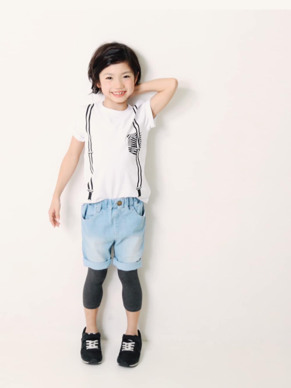 「キッズファッション、キッズコーデ、カジュアルコーデ、kids、おんなのこ、だまし絵、ハーフパンツ、ショートパンツ、レギンス、スニーカー」｜「devirockの全16柄 だまし絵プリント半袖Tシャツ カットソー（Tシャツ/カットソー、その他）」を使った、devirockさん（キッズ・120cm）の春コーディネートの1枚目の写真