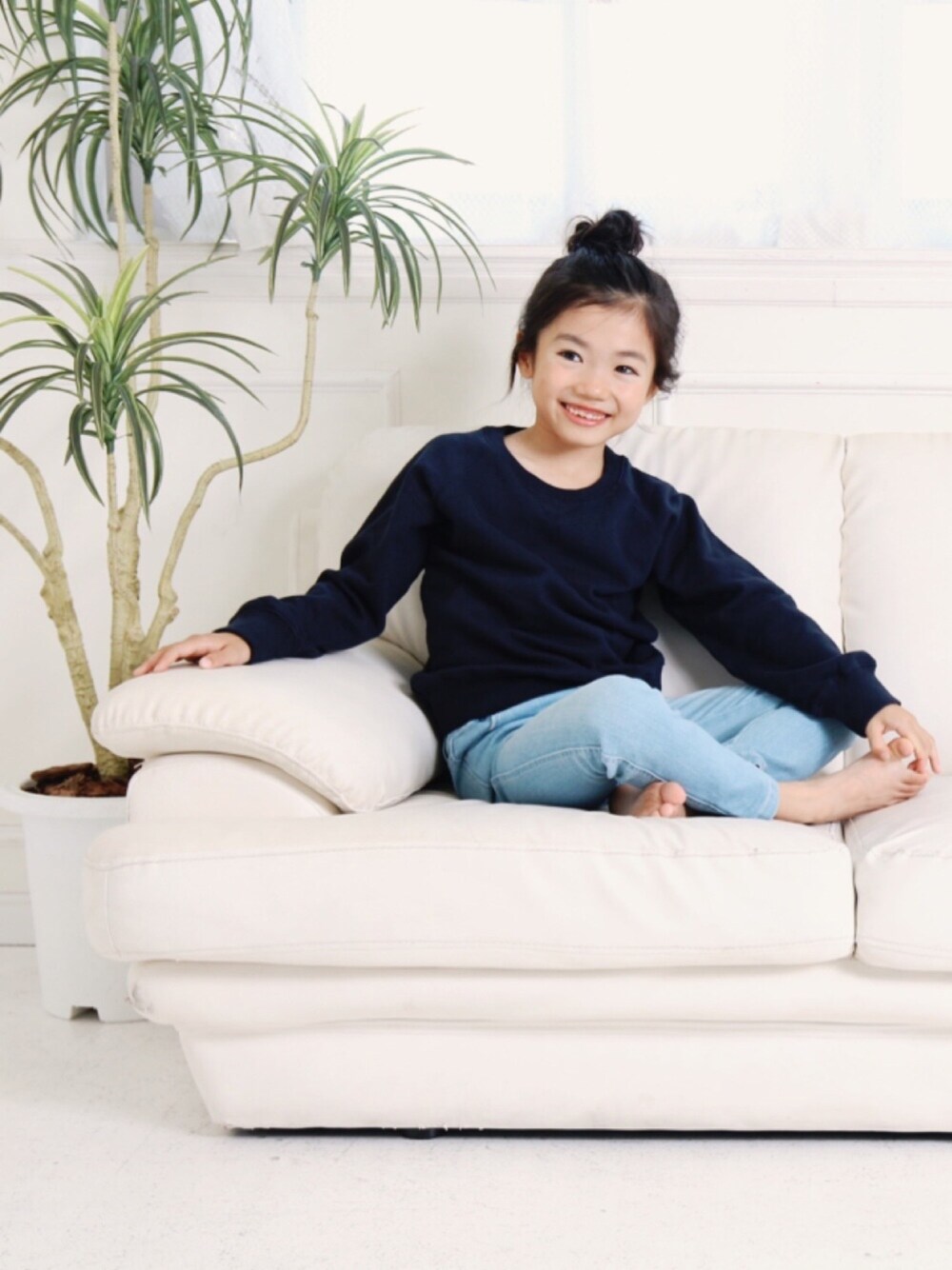 「キッズコーデ、キッズファッション、カジュアルコーデ、シンプルコーデ、休日スタイル、プチプラ、女の子、スウェット、デニムパンツ、お団子ヘアー」｜「devirockのアイテム（スウェット、ブルー系）」を使った、devirockさん（キッズ・120cm）の春コーディネートの1枚目の写真