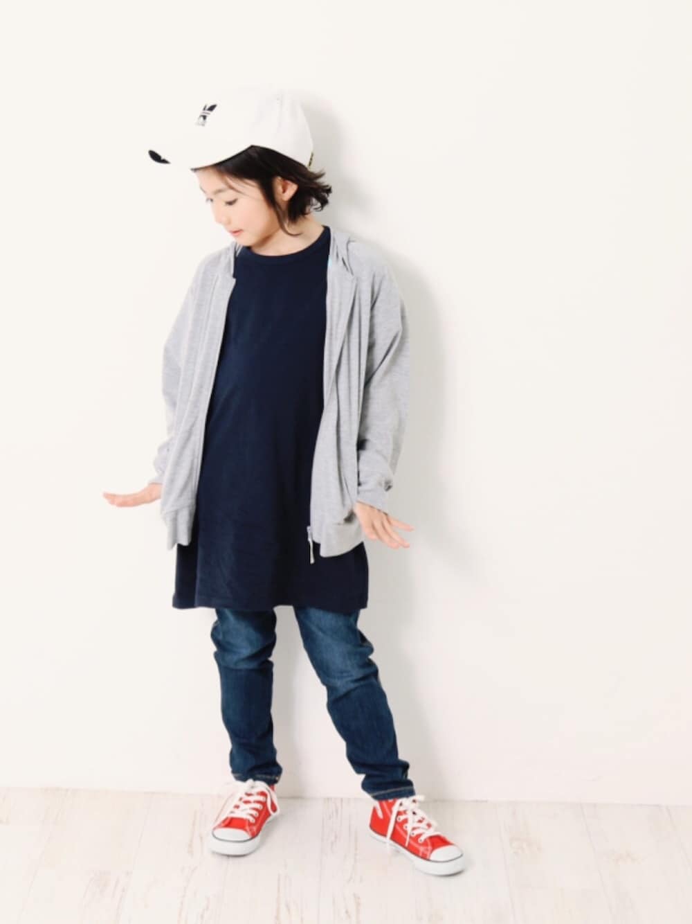 「キッズファッション、キッズコーデ、カジュアルコーデ、春コーデ、夏コーデ、おんなのこ、ビッグシルエット、ワンピース、コンバース、キャップ」｜「devirockの無地UVカット長袖ジップパーカー（パーカー、グレー系）」を使った、devirockさん（キッズ・120cm）の春コーディネートの1枚目の写真