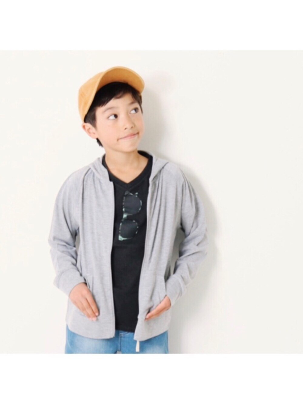 「キッズファッション、キッズコーデ、おとこのこ、ＵＶカット、パーカー、だまし絵、プリントT、ハーフパンツ、デニムパンツ、キャップ」｜「devirockの無地UVカット長袖ジップパーカー（パーカー、グレー系）」を使った、devirockさん（キッズ・130cm）の春コーディネートの1枚目の写真