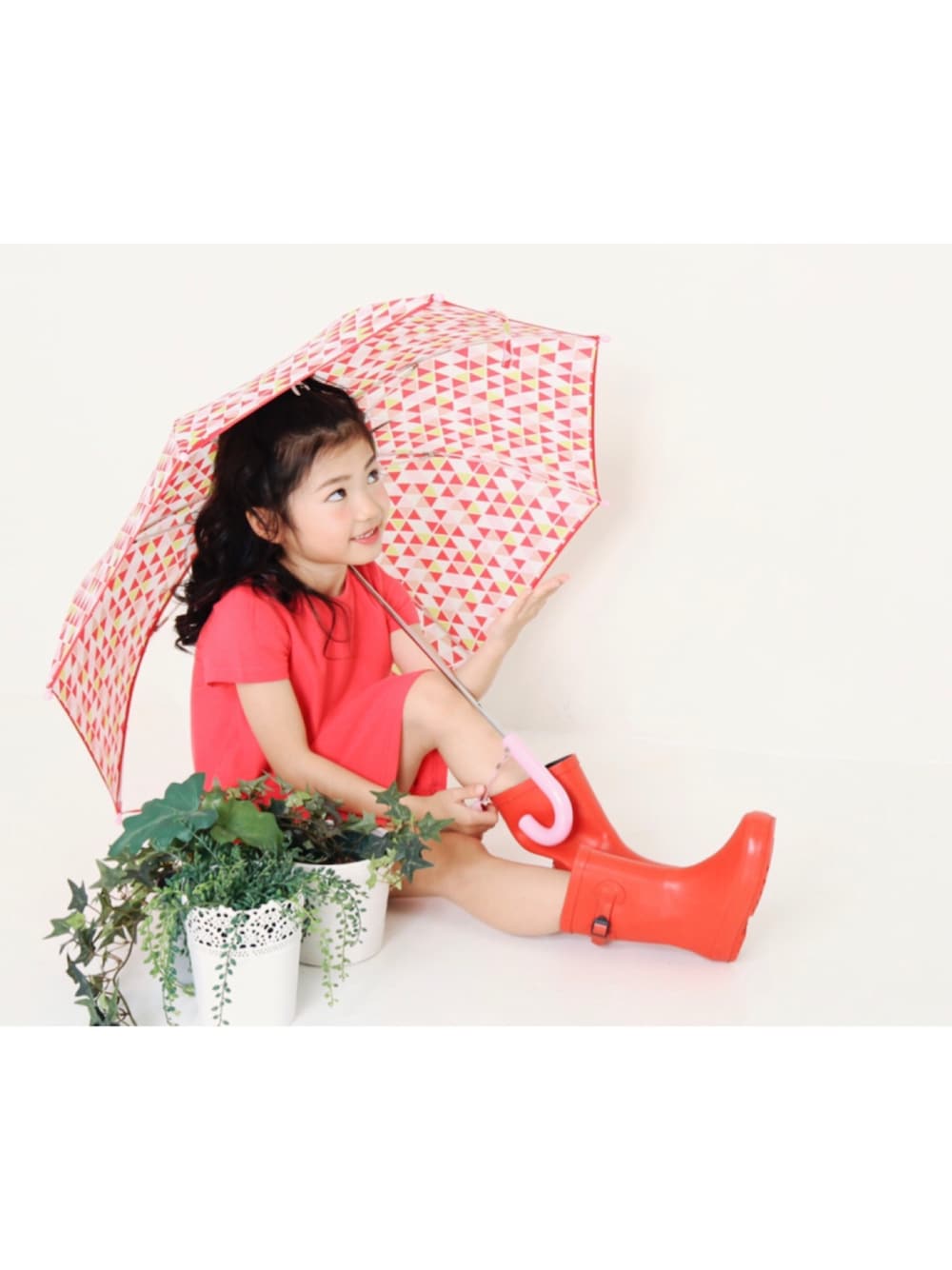 「キッズファッション、キッズコーデ、カジュアルコーデ、雨の日コーデ、おんなのこ、ピンク、ワンピース、レインブーツ、長靴、夏」｜「devirockのポケット付き半袖Aラインワンピース 半袖ワンピース（ワンピース、ピンク系）」を使った、devirockさん（キッズ・110cm）の春コーディネートの1枚目の写真