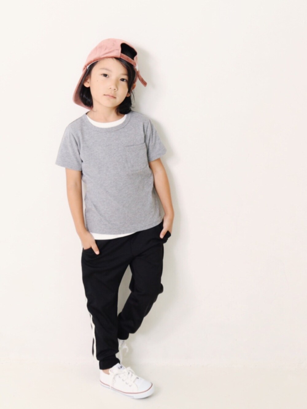 「キッズファッション、キッズコーデ、夏コーデ、ラフ、シンプル、おとこのこ、パックTシャツ、無地T、トラックパンツ、ジャージ」｜「devirockのベーシッククルーネック半袖Tシャツ パックT 無地Tシャツ コットン（Tシャツ/カットソー、グレー系）」を使った、devirockさん（キッズ・110cm）の夏コーディネートの1枚目の写真