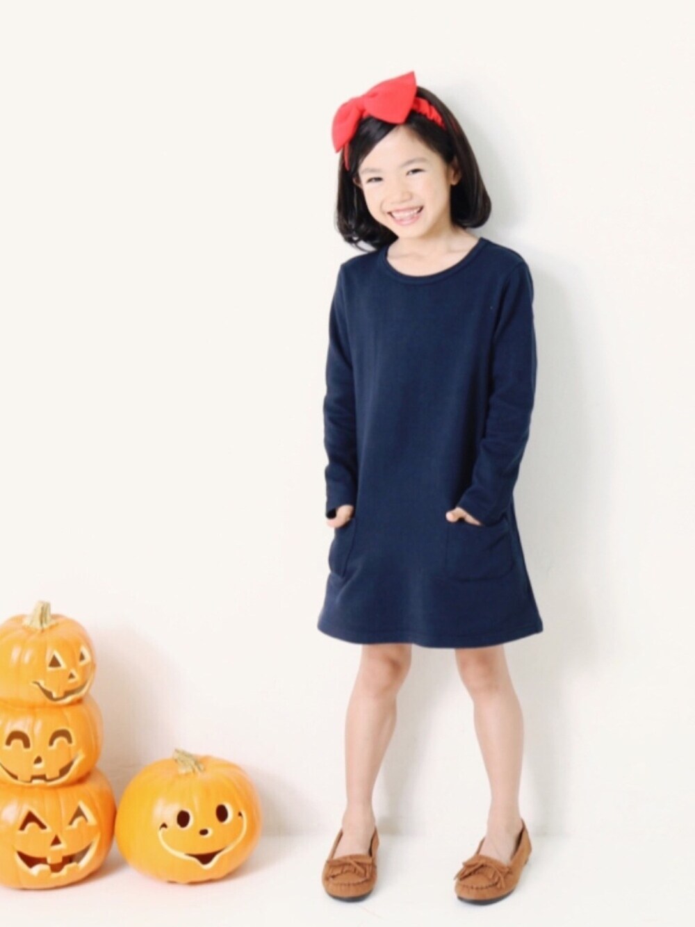 「キッズファッション、キッズコーデ、秋のコーデ、スウェット、ワンピース、ハロウィン、仮装、コスプレ、リボン、モカシン」｜「devirockのスウェット長袖Aラインワンピース（ワンピース、ブルー系）」を使った、devirockさん（キッズ・120cm）の秋コーディネートの1枚目の写真