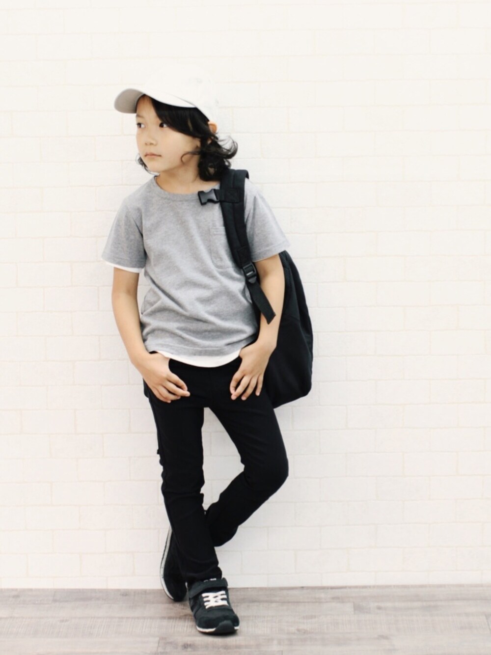 「キッズファッション、キッズコーデ、カジュアルコーデ、夏コーデ、シンプル、無地T、パックTシャツ、スキニー、キャップ、おとこのこ」｜「devirockの裾ラウンドロング丈半袖Tシャツ カットソー（Tシャツ/カットソー、ホワイト系）」を使った、devirockさん（キッズ・110cm）の秋コーディネートの1枚目の写真