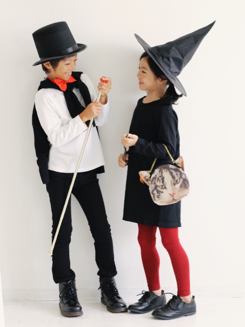 「キッズファッション、キッズコーデ、リンクコーデ、プチプラ、ハロウィン、仮装、コスプレ、ワンピース、カラータイツ、無地T」｜「devirockのベーシッククルーネック長袖Tシャツ パックT 無地Tシャツ ロンT コットン（Tシャツ/カットソー、ホワイト系）」を使った、devirockさん（キッズ・110cm）の秋コーディネートの1枚目の写真