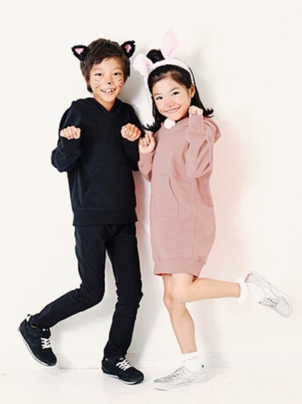 「キッズファッション、キッズコーデ、秋コーデ、ハロウィン、仮装、コスプレ、パーカー、ワンピース、チノパン、ワンカラー」｜「devirockの無地スウェットプルパーカー（パーカー、ブラック系）」を使った、devirockさん（キッズ・120cm）の秋コーディネートの1枚目の写真