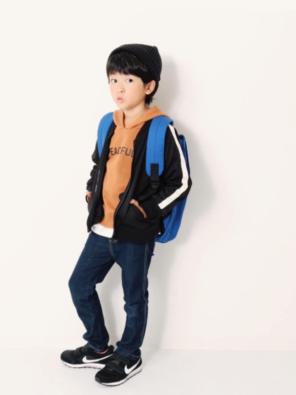 「キッズファッション、キッズコーデ、カジュアルコーデ、秋のコーデ、トラックジャケット、ジャージ、パーカー、デニムパンツ、スニーカー、リュック」｜「devirockの裾ラウンドロング丈長袖Tシャツ ロンT カットソー（Tシャツ/カットソー、ホワイト系）」を使った、devirockさん（キッズ・110cm）の秋コーディネートの1枚目の写真