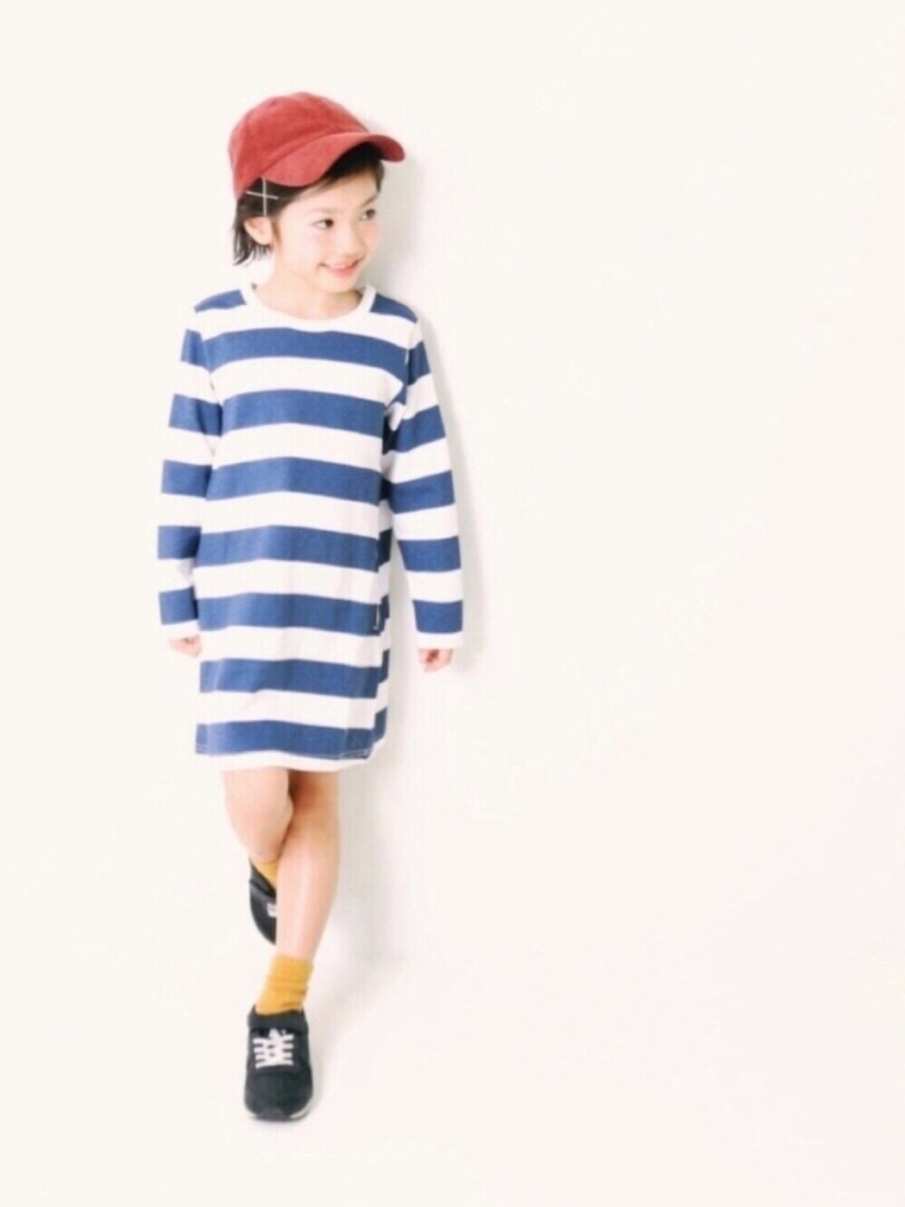 「キッズファッション、キッズコーデ、ワンピース、ボーダー、スニーカー、キャップ、kids」｜「devirockのプリントボーダー長袖ワンピース（ワンピース、ブルー系）」を使った、devirockさん（キッズ・120cm）の冬コーディネートの1枚目の写真