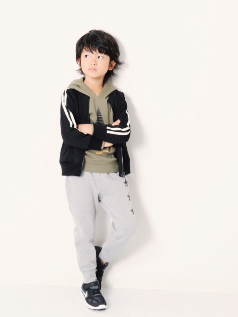 「キッズファッション、キッズコーデ、kidsfashion、おとこのこ、プチプラ、秋冬、トラックジャケット、ジャージ、パーカー、スウェット」｜「devirockの全15柄 プリント裏起毛長袖スウェットパーカー（パーカー、その他）」を使った、devirockさん（キッズ・110cm）の秋コーディネートの1枚目の写真