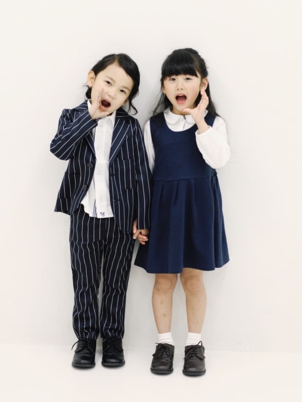 「キッズファッション、キッズコーデ、春コーデ、フォーマル、結婚式、発表会、卒園式、入学式、ストライプ、ワンピース」｜「devirockのストライプフォーマルセットアップ スーツ ジャケット ストライプパンツ（セットアップ、ブルー系）」を使った、devirockさん（キッズ・110cm）の春コーディネートの1枚目の写真