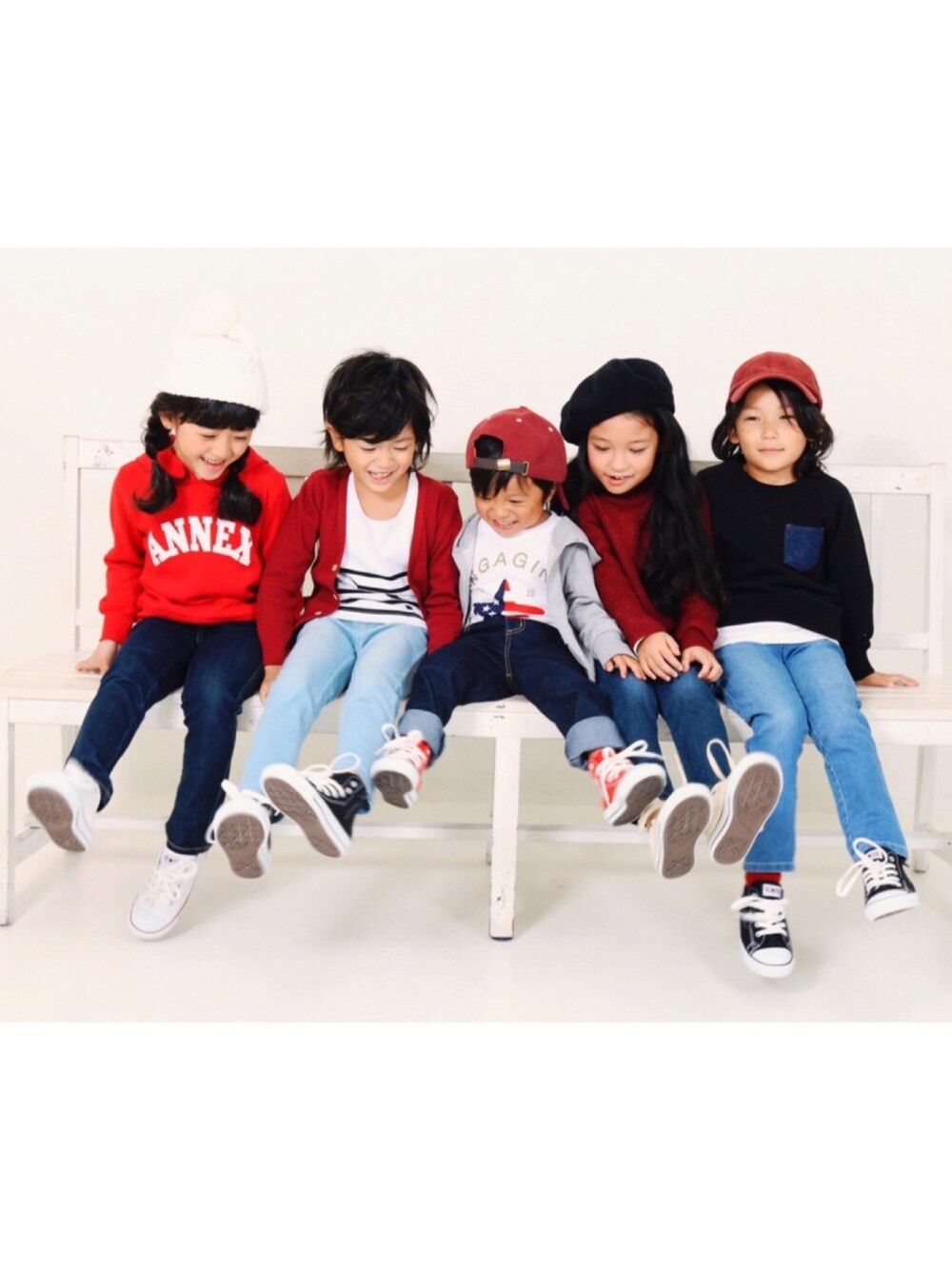 レッド系のカーディガン/ボレロ、その他のパーカー、レッド系のニット/セーターを着用したキッズの冬コーディネートの1枚目の写真