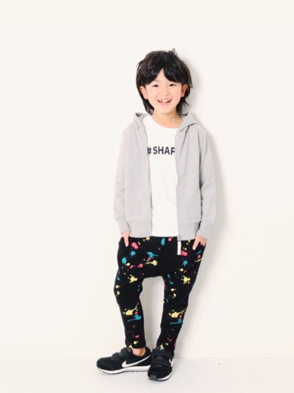「キッズファッション、キッズコーデ、カジュアルコーデ、男の子コーデ、ゆるコーデ、冬、プチプラ、ダンス、スウェット、スポーツミックス」｜「devirockの全20柄 プリント長袖Tシャツ カットソー（Tシャツ/カットソー、その他）」を使った、devirockさん（キッズ・120cm）の冬コーディネートの1枚目の写真
