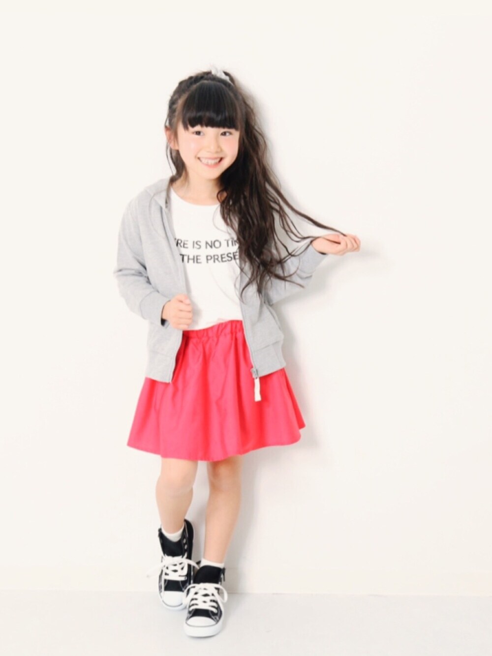 「キッズファッション、キッズコーデ、プチプラコーデ、はるコーデ、女の子コーデ、ダンス、カラフル、パーカー、スカート、コンバース」｜「devirockの長袖ベーシックジップアップパーカー（パーカー、グレー系）」を使った、devirockさん（キッズ・120cm）の冬コーディネートの1枚目の写真