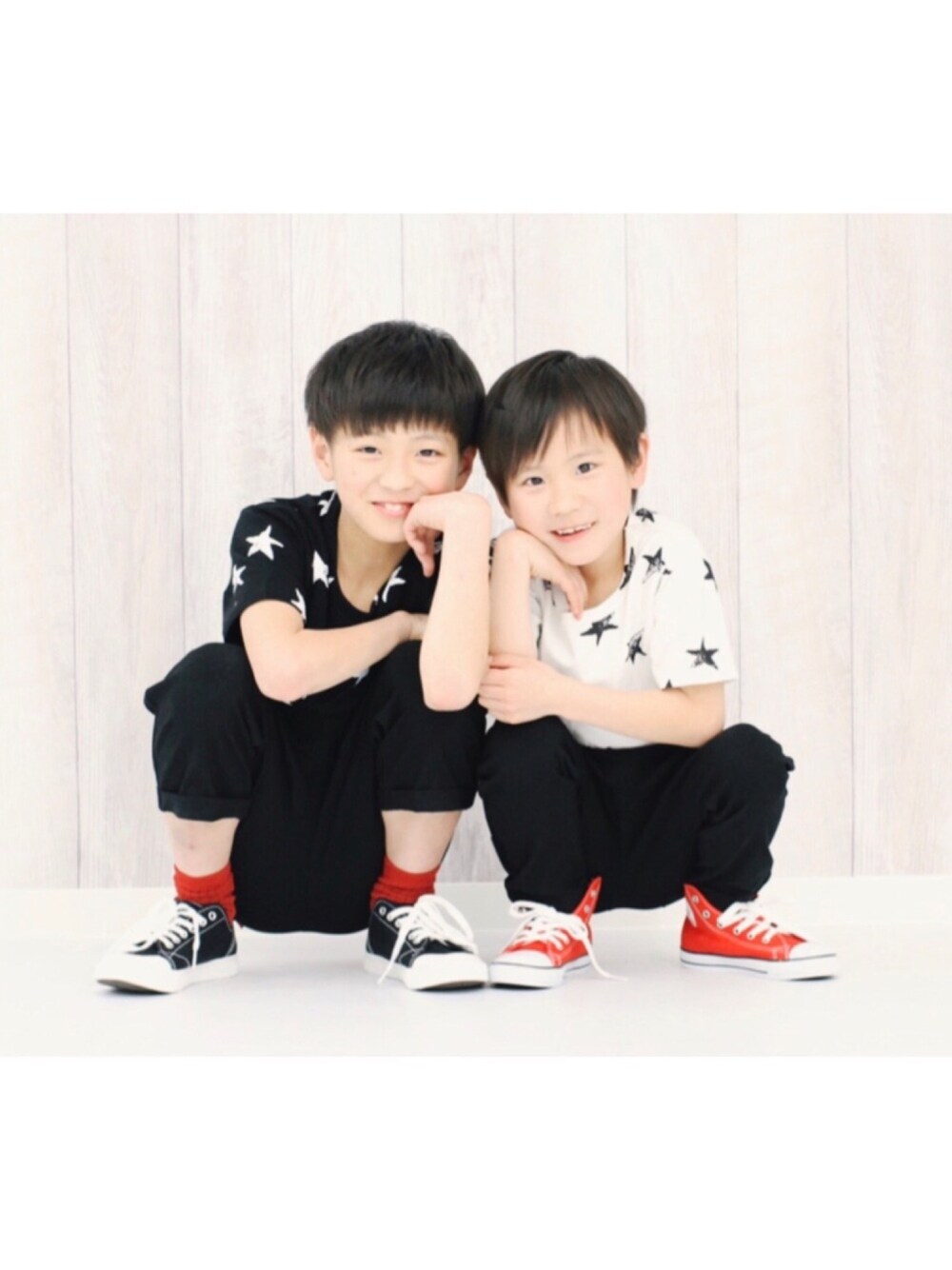 「キッズファッション、キッズコーデ、カジュアルコーデ、リンクコーデ、おそろいコーデ、おとこのこ、総柄トップス、タックパンツ、コンバース、おしゃれさんと繋がりたい」｜「devirockのロング丈レイヤードタンクトップ（タンクトップ、ホワイト系）」を使った、devirockさん（キッズ・140cm）の春コーディネートの1枚目の写真
