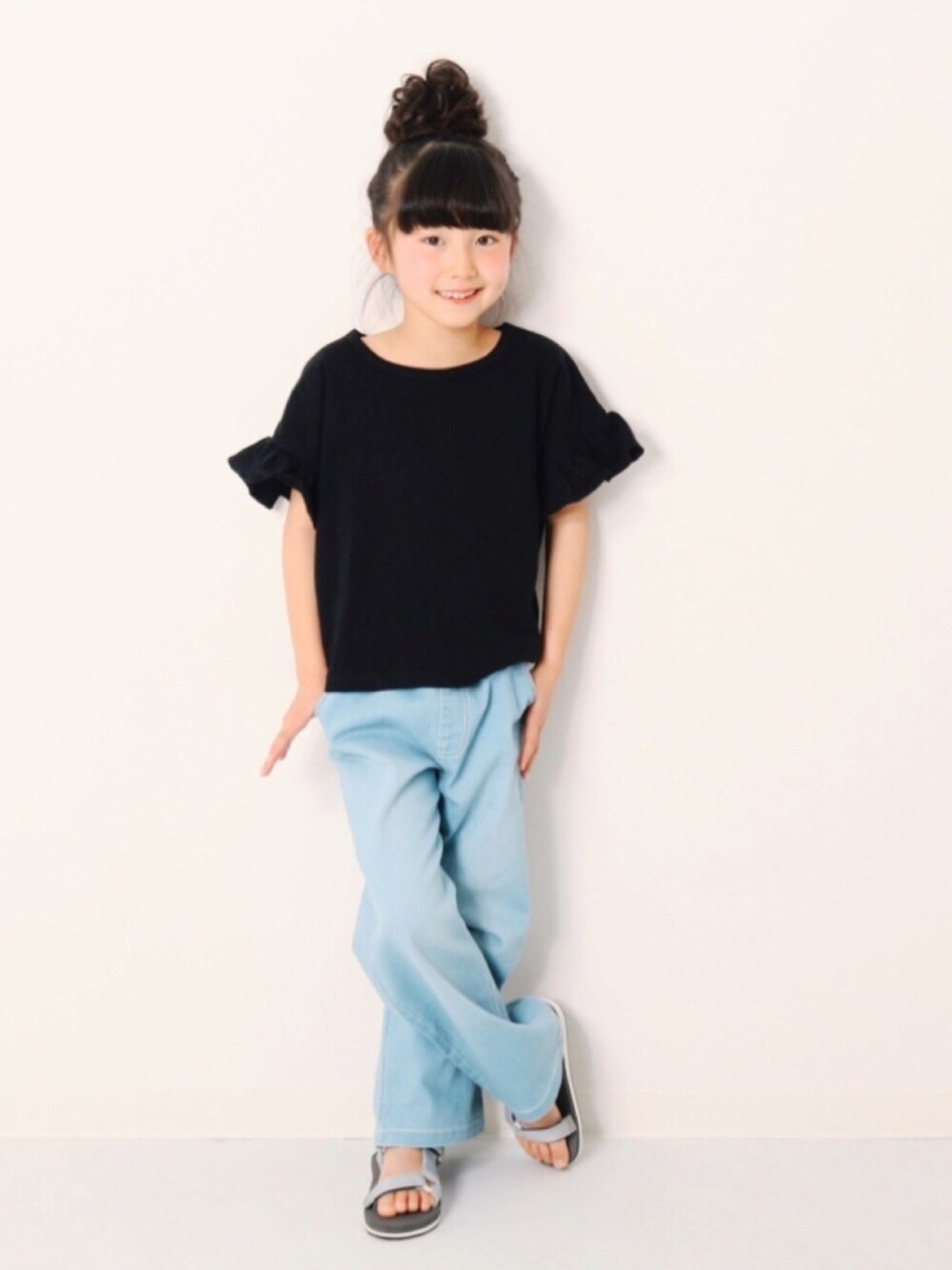 「キッズファッション、キッズコーデ、カジュアルコーデ、シンプルコーデ、おんなのこ、デニムパンツ、ワイドパンツ、スポサン、おだんごヘアー、おしゃれさんと繋がりたい」｜「devirockのフリルスリーブ半袖Tシャツ カットソー（Tシャツ/カットソー、ブラック系）」を使った、devirockさん（キッズ・120cm）の春コーディネートの1枚目の写真