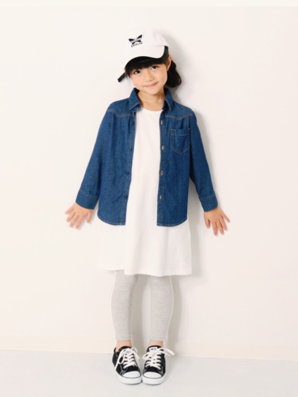 「キッズコーデ、キッズファッション、カジュアルコーデ、おんなのこ、ワンピース、デニムシャツ、ラインレギンス、コンバース、スニーカー、おしゃれさんと繋がりたい」｜「devirockの長袖Aラインワンピース（ワンピース、ホワイト系）」を使った、devirockさん（キッズ・120cm）の春コーディネートの1枚目の写真