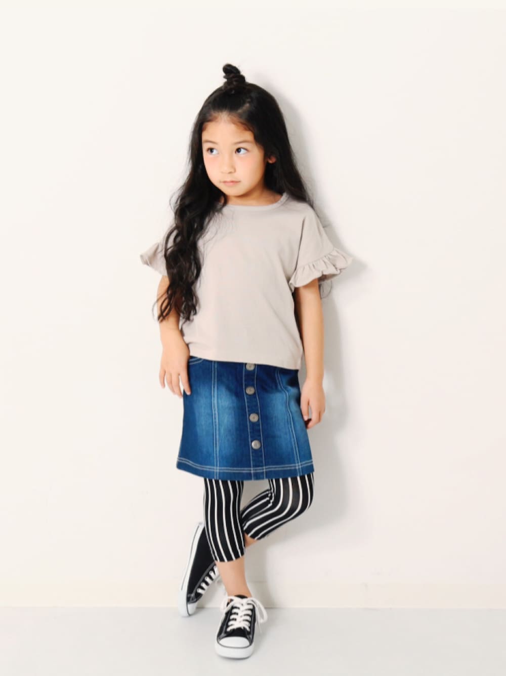 「キッズファッション、キッズコーデ、カジュアルコーデ、春コーデ、Tシャツ、デニムスカート、レギンス、ストライプ、コンバース、おしゃれさんと繋がりたい」｜「devirockのフリルスリーブ半袖Tシャツ カットソー（Tシャツ/カットソー、グレー系）」を使った、devirockさん（キッズ・110cm）の春コーディネートの1枚目の写真