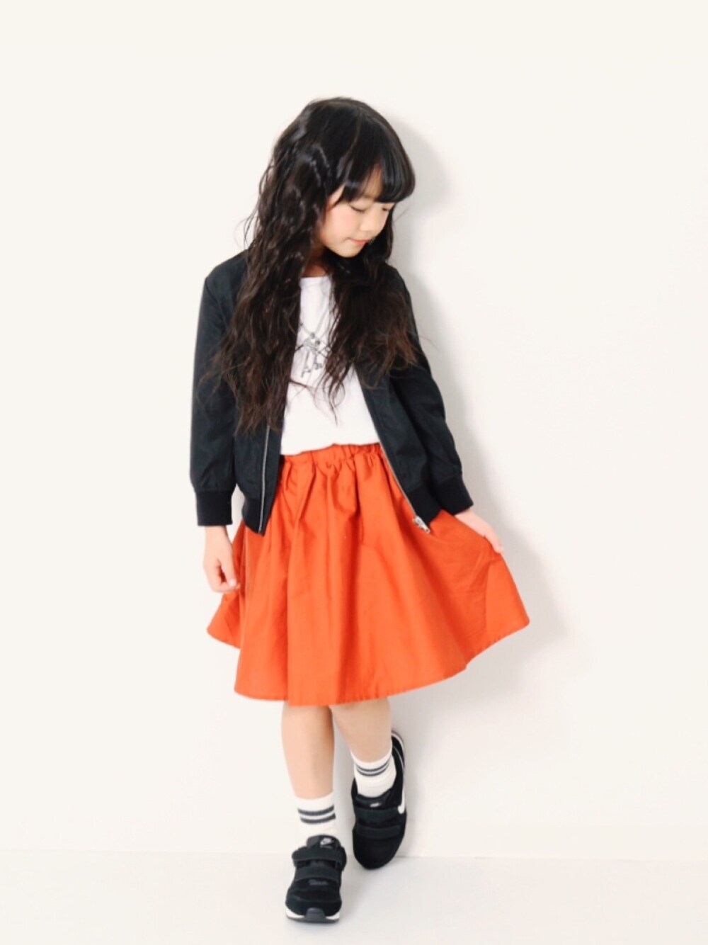 「キッズファッション、キッズコーデ、カジュアルコーデ、おしゃれさんと繋がりたい、MA-1、アウター、Tシャツ、スカート、スニーカー、ナイキ」｜「devirockの全20柄 だまし絵プリント長袖Tシャツ カットソー（Tシャツ/カットソー、その他）」を使った、devirockさん（キッズ・120cm）の春コーディネートの1枚目の写真