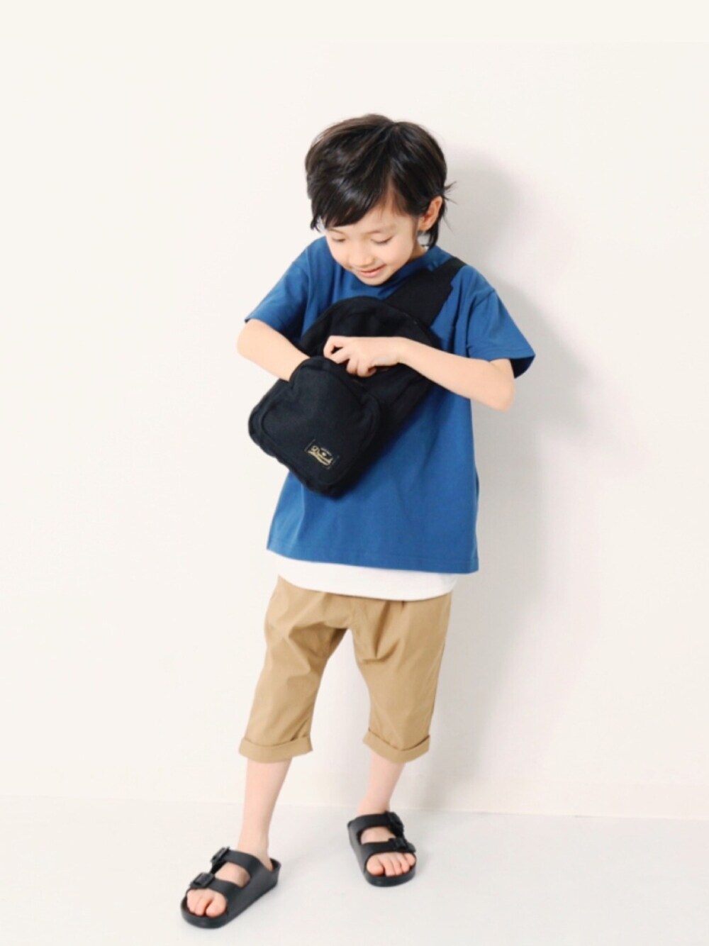 「キッズファッション、キッズコーデ、カジュアルコーデ、男の子、Tシャツ、ビッグシルエット、サルエルパンツ、タックパンツ、サンダル、おしゃれさんと繋がりたい」｜「devirockのロング丈レイヤードタンクトップ（タンクトップ、ホワイト系）」を使った、devirockさん（キッズ・110cm）の春コーディネートの1枚目の写真