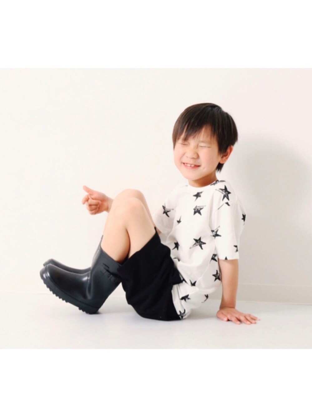 「キッズファッション、キッズコーデ、男の子コーデ、雨の日コーデ、柄Tシャツ、ハーフパンツ、レインブーツ、レインシューズ、長靴、おしゃれさんと繋がりたい」｜「devirockの総柄プリント半袖Tシャツ カットソー（Tシャツ/カットソー、その他）」を使った、devirockさん（キッズ・120cm）の春コーディネートの1枚目の写真