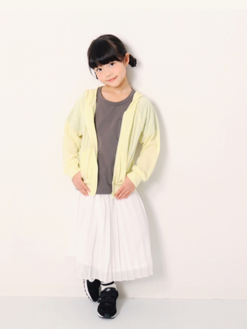 「キッズコーデ、女の子コーデ、はるコーデ、なつこーで、プチプラ、スカート、プリーツスカート、UV対策、パーカー、おしゃれさんと繋がりたい」｜「devirockのパックT★クルーネック無地半袖Tシャツ（Tシャツ/カットソー、グレー系）」を使った、devirockさん（キッズ・120cm）の春コーディネートの1枚目の写真